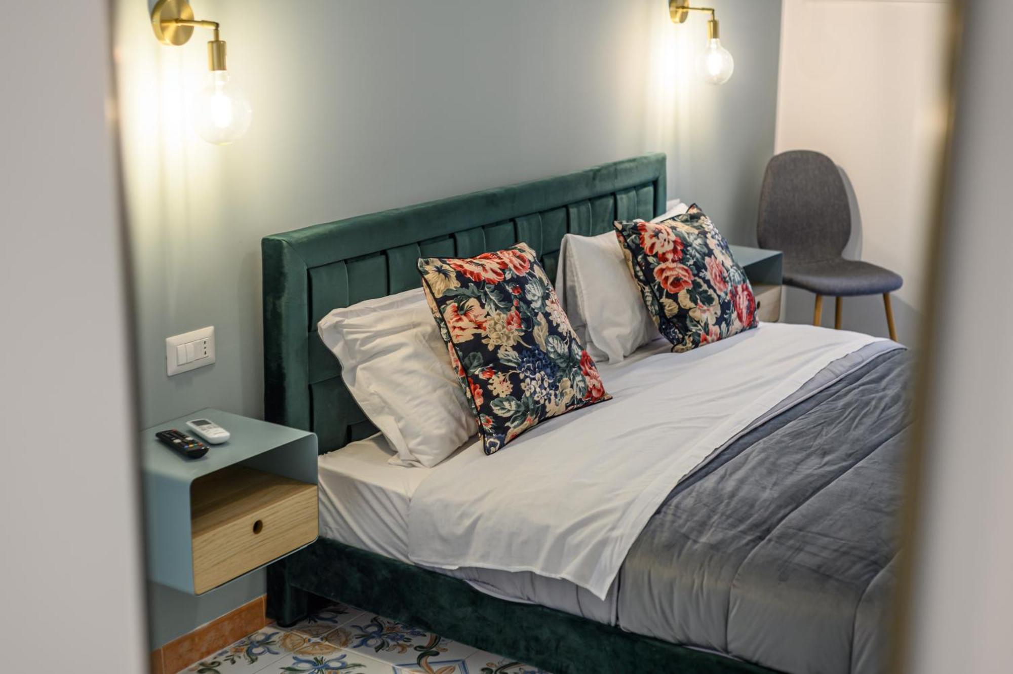 Guest House 121 Charming Apartment 나폴리 외부 사진